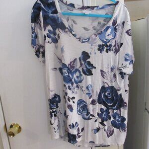 Large LuLaRoe Classic Tee